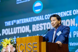 Le professeur Hoang Chung Tham, de l’Université d’Auburn, s'exprime. Photo: baomoi.com