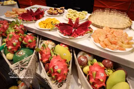Des fruits frais vietnamiens sont présentés aux consommateurs allemands. Photo : VNA.
