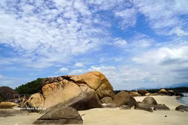 Le rocher nommé « Hon Da May Nha » se dresse sur la plage de Son Tra (à Quang Ngai). Photo : VNA