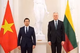 Ha Hoang Hai (à gauche), ambassadeur du Vietnam en Pologne et en Lituanie. Photo : VNA