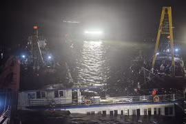 Le bateau touristique Vinh Xanh 58, qui a chaviré, a été récupéré et remorqué jusqu'à la côte le 20 juillet pour une enquête plus approfondie. Photo : VNA