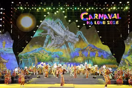 Le carnaval d'Ha Long 2025 a officiellement débuté dans la soirée du 1er mai sur la place Sun Carnaval de la ville d'Ha Long, province de Quang Ninh, au Nord. Photo : VNA