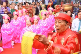 Dans une atmosphère solennelle et respectueuse, plusieurs localités à travers le pays, dont Hô Chi Minh-Ville, Ha Tinh, Dak Lak, Kien Giang et Vinh Long. Photo : VNA