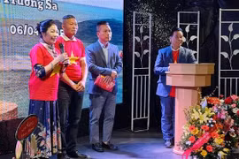 La présidente du club Truong Sa d'Allemagne, Bui Thu Minh, prend la parole. Photo : VNA