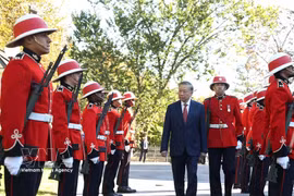Le secrétaire général du Comité central du Parti communiste du Vietnam et président de la République, To Lam passe en revue la garde d’honneur. Photo: VNA