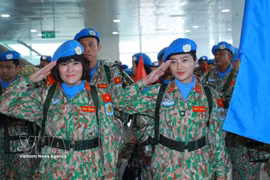 Des femmes officiers et militaires de l’équipe du génie n°5 partent pour rejoindre la mission de maintien de la paix de l’ONU à Abyei. Photo: VNA
