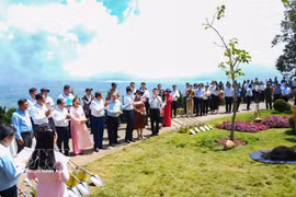Une délégation de l'ambassade de Chine et des représentants de la province de Tay Ninh ont participé au programme de plantation d'arbres et de dons de l'amitié Vietnam-Chine au site touristique national du mont Ba Den. Photo : VNA