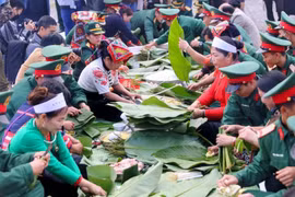 Pour ajouter à l'atmosphère festive, un événement de confection de banh chung (gâteau de riz gluant carré) aura lieu dans la cour du village ethnique Ba Na. Photo ; Vietnamplus