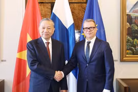Le secrétaire général du Parti communiste du Vietnam, Tô Lâm (gauche) et le Premier ministre finlandais Petteri Orpo. Photo: VNA