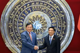 Le vice-président de l'Assemblée nationale, Nguyen Doan Anh, reçoit le président de la Commission des Relationx extérieures, de la Coopération internationale, de l'Information de l'Assemblée nationale cambodgienne. Photo : VNA