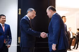 Le Premier ministre Le Minh Hung (à gauche) rencontre le vice-Premier ministre cambodgien Hun Many, également président de l'Union des fédérations de jeunes du Cambodge (UYFC). Photo : VNA