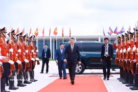 Le Premier ministre Le Minh Hung a achevé le 10 octobre sa visite officielle de deux jours au Cambodge. Photo : VNA