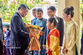 Le Premier ministre vietnamien Le Minh Hung et des représentants de la communauté d'origine vietnamienne, des cadres et employés des représentations vietnamiennes. Photo : VNA