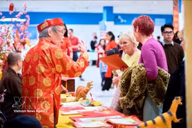 Lors du programme « Tet de la communauté pour saluer le Printemps du Cheval 2026 » tenu dans la soirée du 13 février, à Budapest, en Hongrie. Photo : VNA