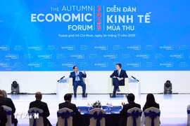 Le Premier ministre Pham Minh Chinh dialogue avec Stephan Mergenthaler, directeur général du Forum économique mondial (FEM), sur le thème « La science et la technologie façonnent le Vietnam à l’ère du développement ». (Photo : VNA)