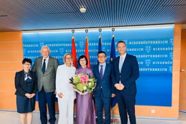 L'ambassadeur du Vietnam en Autriche, Vu Lê Thai Hoàng (2e de droite à gauche) rend une visite de courtoisie à Johanna Mikl-Leitner, gouverneure de la Basse-Autriche. Photo: VNA