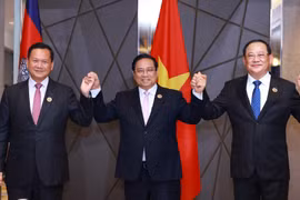 Le Premier ministre Pham Minh Chinh (centre) et ses homologues du Laos et du Cambodge. Photo: VNA