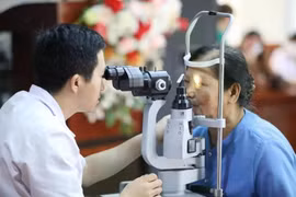 Examen ophtalmologique pour les personnes âgées. Photo: Vietnam+