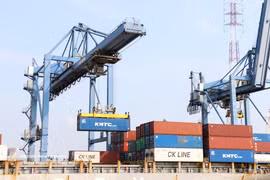 Selon Standard Chartered, les exportations devraient augmenter de 27,2% sur un an au troisième trimestre 2026. Photo: VNA