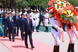Le Premier ministre Le Minh Hung et sa délégation se sont rendus au Mémorial des héros morts pour la Patrie à Vientiane pour y déposer une couronne de fleurs. Photo : VNA