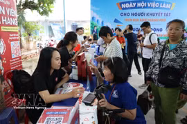 Des personnes handicapées à la recherche d’un emploi lors d’un salon de recrutement qui leur est dédié. Photo : VNA