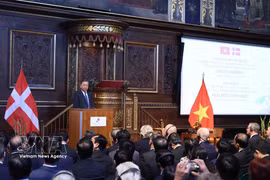 Le secrétaire général du PCV et président de la République To Lam prononce un discours de politique générale à l’Université de Copenhague. Photo: VNA