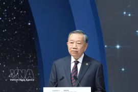 Le secrétaire général du Parti et président de la République To Lam au Sommet international sur l'espace à Paris