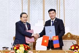 Le président de l’Assemblée nationale (AN) du Vietnam, Tran Thanh Man (à gauche), et le président du Parlement de Mongolie, Sandag Byambatsogt, ont signé, le 10 septembre au matin (heure locale), à Oulan-Bator, un protocole d’accord sur la coopération entre les deux organes législatifs. Photo : VNA