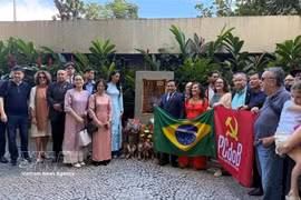 Cérémonie de dépôt de gerbe au mémorial en l'honneur du président Ho Chi Minh à Rio de Janeiro. Photo : VNA