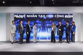 Les délégués appuient sur le bouton pour lancer le programme "AI for All". Photo: hanoimoi.com.vn
