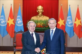 Le secrétaire général du Parti communiste du Vietnam (PCV), To Lam (à droite), reçoit le Secrétaire général des Nations Unies, Antonio Guterres. Photo : VNA