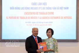 Vu Viet Trang, directrice générale de l'Agence vietnamienne d'Information (VNA), remet un livre de photos à Alberto Anaya Gutierrez, secrétaire général du Parti du travail mexicain. Photo : VNA.