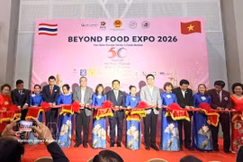 Le consul général du Vietnam à Khon Kaen, Dinh Hoang Linh, accompagné de représentants d'entreprises et de Vietnamiens de l'étranger, a coupé le ruban pour inaugurer l'exposition. Photo : VNA