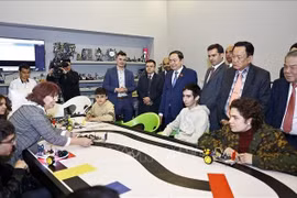 Le président de l'AN vietnamienne visite le Centre de technologie créative TUMO. Photo: VNA 