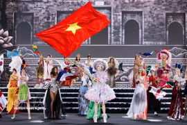 Le Nguyen Bao Ngoc et les candidates de Miss World 2026 lors du numéro d’ouverture de la finale, "Dances of the World". Photo: VNA