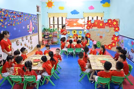 Les enseignantes et les enfants de l’école maternelle Hoa Hong (quartier de Ha Giang 2, province de Tuyen Quang) célèbrent le 51e anniversaire de la Libération du Sud et de la Réunification nationale (30 avril 1975 – 30 avril 2026). Photo: VNA