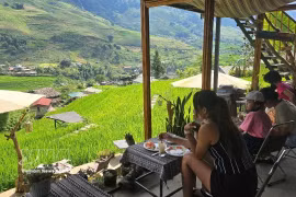 Les cafés offrant une vue sur les rizières en terrasses verdoyantes, en harmonie avec la nature à Ta Van, sont très appréciés des visiteurs. Photo: VNA