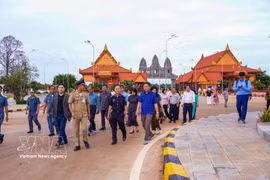 Des représentants vietnamiens et cambodgiens au poste-frontière international de Meun Chey (Cambodge). Photo : VNA