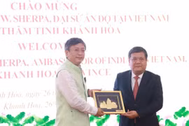 Le secrétaire du Comité provincial du Parti de Khanh Hoa, Tran Phong, remet un cadeau commémoratif à l'ambassadeur d'Inde au Vietnam, Tshering Wangchuk Sherpa. Photo : VNA