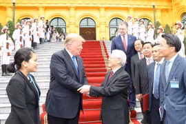 Le secrétaire général du Parti et président de la République, Nguyên Phu Trong reçoit le président américain Donald Trump à Hanoï Photo : Tri Dung – VNA