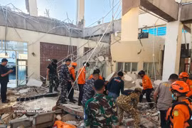 L’armée, en coordination avec l’Agence nationale de recherche et de sauvetage, recherche les victimes du séisme. Photo: VNA