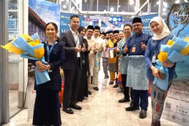 Deux vols VN 680 et VN 681 de Vietnam Airlines au départ de Kuala Lumpur (Malaisie) vers Hanoï (Vietnam) et vice versa dans la soirée du 1er avril ont marqué les premiers vols réguliers entre les deux villes, après une période de rupture. Photo : VNA