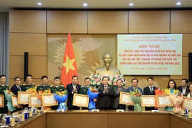 Le président de l’Assemblée nationale (AN), Tran Thanh Man, remet des satisfecit du Comité permanent de l’AN à trois collectifs et onze individus s’étant illustrés dans la transformation numérique parlementaire au cours de l’année 2025. Photo : VNA