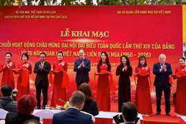 Des délégués coupent le ruban pour inaugurer les activités célébrant le 14e Congrès national du Parti. Photo : VNA.