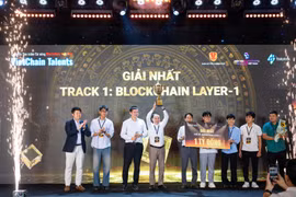 Le projet « Plateforme nationale de gestion des diplômes et certificats », de l’équipe KMASC, a remporté le première Prix dans la catégorie « Blockchain Layer 1 », doté d’un milliard de dôngs. Photo : Vietnamplus