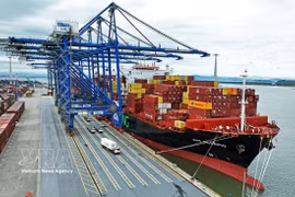 Marchandises importées et exportées via le port de Lach Huyen, ville de Hai Phong. Photo: VNA