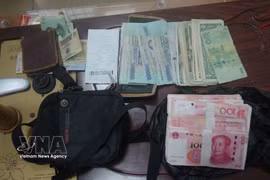 Le poste de garde-frontière international de Lao Cai a détecté et saisi de nombreuses tentatives de contrebande de devises étrangères au point de passage frontalier terrestre international de Lao Cai. Photo : VNA