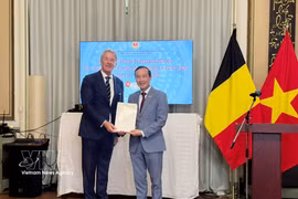 L'ambassadeur du Vietnam en Belgique, Nguyen Van Thao, remet la décision de nomination de Philip Yvonne J. Van Gestel au poste de consul honoraire du Vietnam à Anvers. Photo: VNA