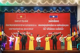 Lors du programme d'échange entre jeunes officiers Vietnam-Laos. Photo : VNA