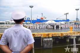 Le navire 015, le Tran Hung Dao, a accosté au port de Manille, aux Philippines. Photo : qdnd.vn
